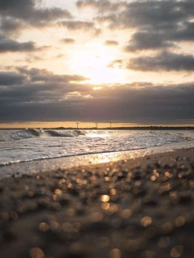 Reflecties op het strand