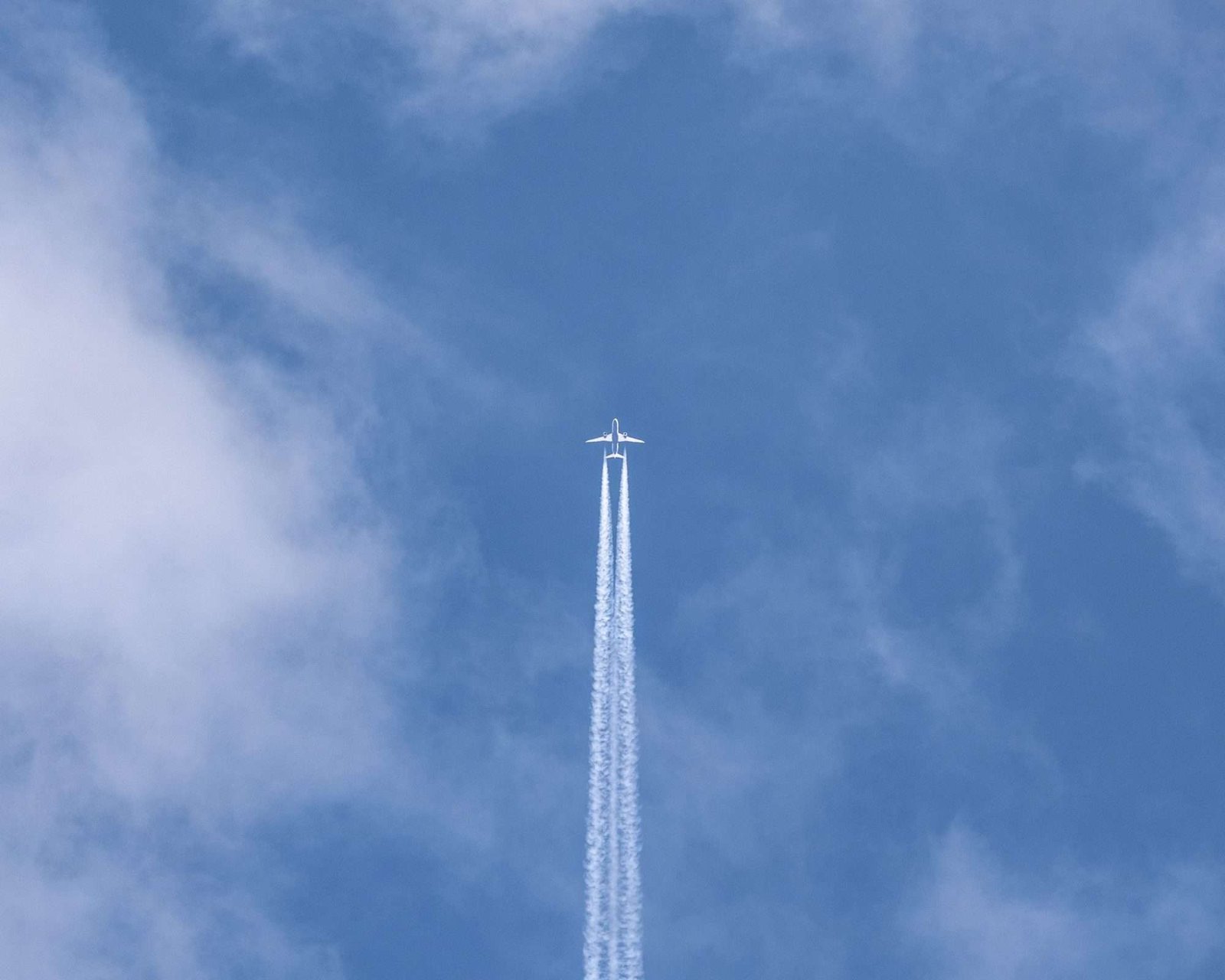 Vliegtuig achter de wolken, horizontaal