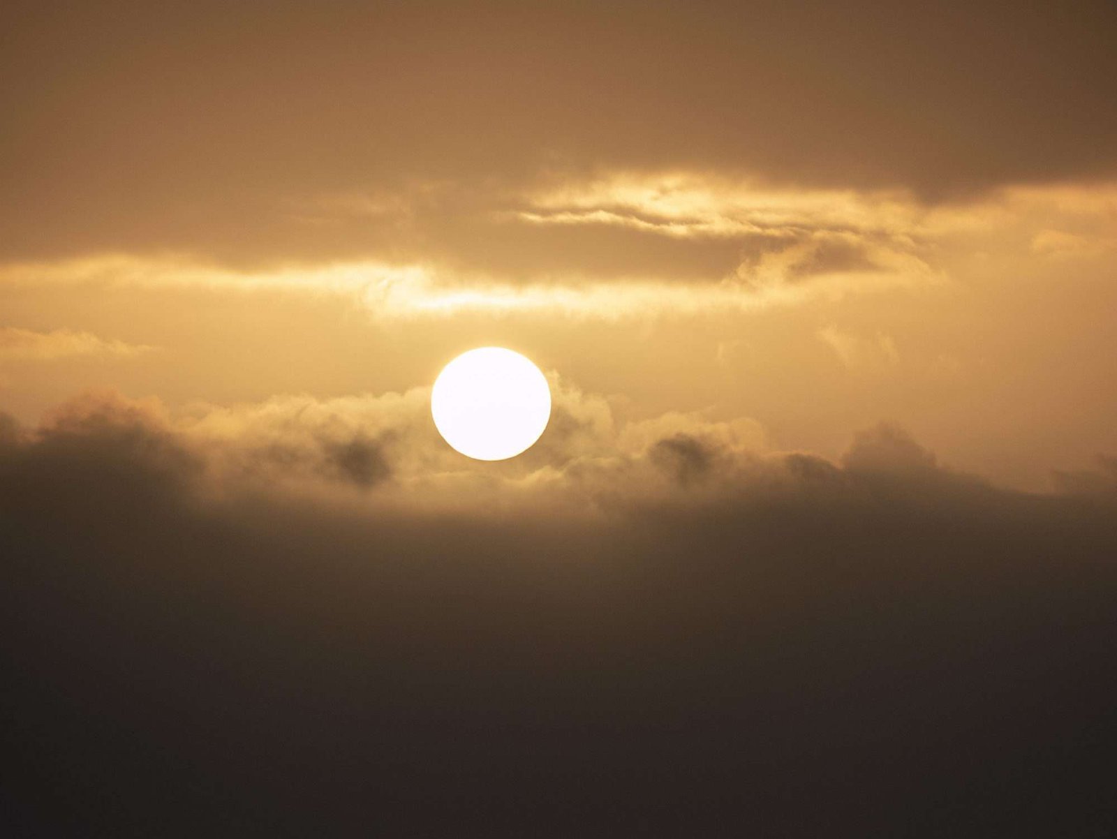Zonsondergang achter de wolken