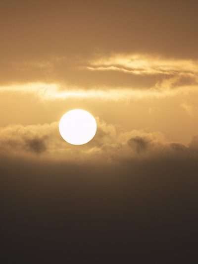 Zonsondergang achter de wolken
